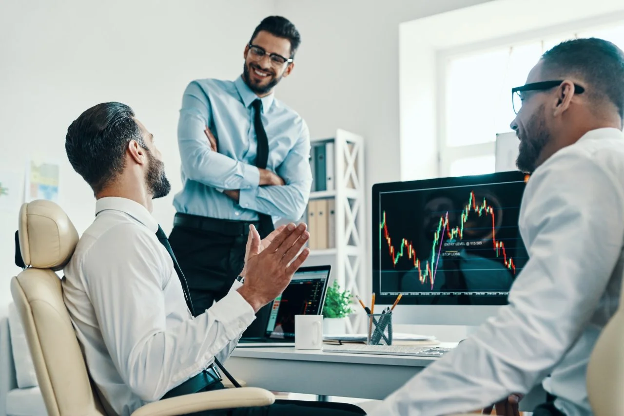 Un equipo de analistas financieros